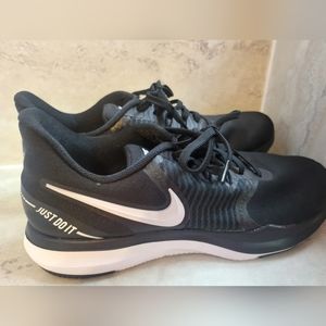 Womans Nike  Training  In season Black & White Running Shoe Size 8.5 Pre-owned